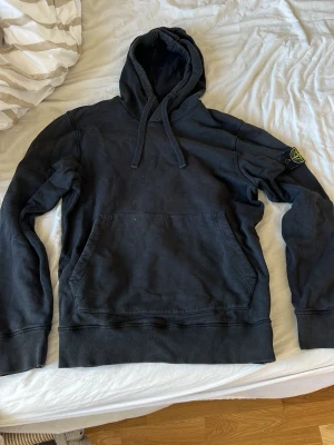 Svart hoodie från Stone Island - Hej! Säljer min svarta Stone island hoodie i storlek M. Använt ett tag men bra skick ändå.