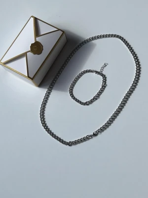 Rostfri halskedja + Armband - matchande set - Helt nytt set med rostfri stålkedja och matchande armband av hög kvalitet som ser otroligt bra ut. Perfekt kombination för en stilren look.  Storlek kedja: 55 cm Armband: 19 cm + 3 cm förlängning  Köp som set till bättre pris än separat.  Om ni har frågor tveka inte att höra av er😊 