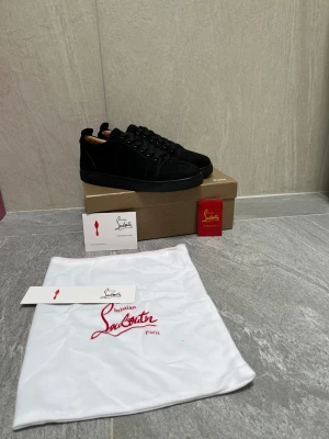 Svarta loubs  - Storlek 43| helt nya med allt på bilden medföljer!