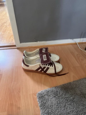 Adidas Spezial sneakers vit/brun - Säljer ett par Adidas Wales bonner aldrig använts köpte dom men ångra mig sen skicket är nytt 43-44 storlek