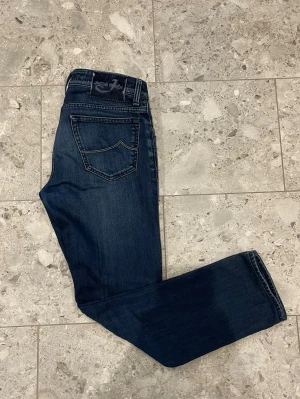 Mörkblå jeans från Jacob Cohen - Jacob Cohën 688 || Storlek 30 || Jeansen är i bra skick || Tveka inte på att höra av dig vid frågor eller funderingar 