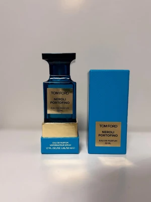 Tom Ford Neroli Portofino 50 ml parfym - Tom Ford Neroli Portofino Eau de Parfum i en lyxig blå glasflaska med gulddetaljer. Flaskan rymmer 50 ml och kommer med matchande blå kartong. En exklusiv och fräsch doft med elegant design som sticker ut på parfymhyllan. Kvitto finns på begäran. Nypris 2800kr