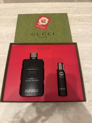 Gucci Guilty Pour Homme presentset 90ml + 15ml travel spray (helt ny) - Gucci Guilty Pour Homme presentset 90 ml + 15 ml travel spray. Helt nytt och aldrig använt i originalförpackning. Perfekt som present eller till dig själv.
