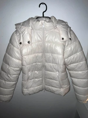 Vit jacka från lager 157 - Vit jacka från lager 157, använt 1 gång så den är i jätte bra skick. Strl Xs. Skriv om du har frågor