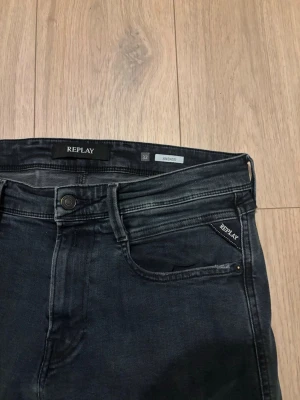 Replay jeans - Säljer ett par mörka jeans från Replay, svårtolkad färg men skulle säga att de är mörk blå/grå, riktigt feta iaf, Väldigt sparsamt andvända 