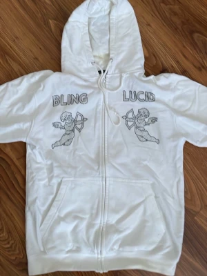 Bling lucid hoodie  - Säljer en vit bling lucid rhinestone tröja med dragkedja. Riktigt fet och i mycket bra skick!