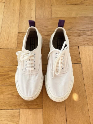 Vita sneakers, studentskor - Eytys - Superfina vita sneakers/tygskor ifrån eytys kollektion med H&M💕 Storlek 39 och passar perfekt nu till sommar och studenttider💕 Endast använda ett fåtal gånger, så i väldigt gott skick!