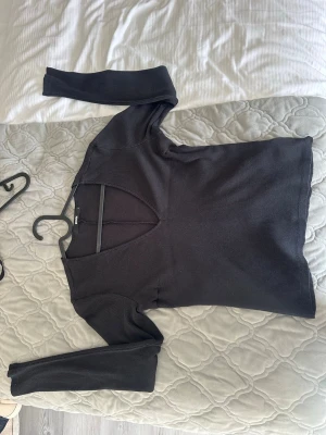 Svart ribbad topp från BikBok - Kan diskutera pris. Snygg svart ribbad topp från BikBok i storlek L. Toppen har lång ärm, v-ringning och är tillverkad i ett stretchigt material som sitter skönt på kroppen. Perfekt att matcha med jeans eller kjol för en trendig look. Ser inte så jätte använd ut är ändå i bra skick men är för stor 