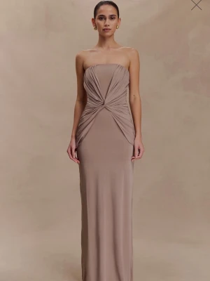 Beige axelbandslös långklänning från Meskhi - Beställde i två storlekar och säljer den i XS. Normal i storlek och superfin på. Helt oanvänd. Säljer här då returkostnaden är hög. Köpt för 950