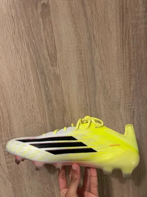 Adidas fotbollskor  - Tjenare, säljer dessa sprillans nya Adidas f50, endast testade i 10 min men kände direkt att dom va för stora så bättre att dom får en ny ägare. Original box med sulor och påse tillkommer.