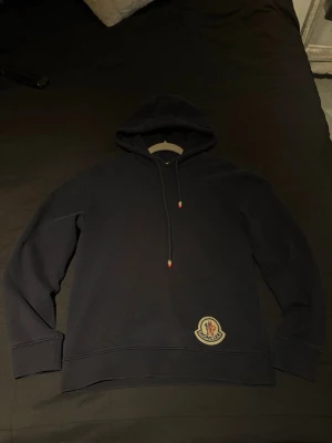 Moncler Hoodie 1952| limited edition| S - INTRESSEKOLL Superfin moncler Hoodie i jättebra skick. Garanterar äktenskap .🤩Limited edition Genius 1952!  🤩Bara hör av er om ni har fler frågor. Riktigt sällsynt hoodie skriv vid frågor. Finns nån fläck, blekt färg samt hål 