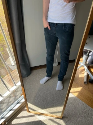 Replay anbass jeans - Tja! Säljer detta feta paret jeans från Replay| Modell: Lapp saknas, sitter som Anbass| Mycket gott skick, kontakta mig vid minsta fråga!| //Nils