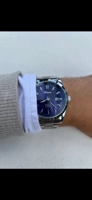 Silverfärgad Doventi klocka med blå urtavla - 🌟 Doventi - Helt ny och oanvänd klocka i toppskick! 🌟 🎁 Levereras komplett med originalbox. ✨ Perfekt skick, garanterat utan defekter. ⚙️ justering för optimal passform. 🚀 Snabb leverans samma dag – direkt till dig!