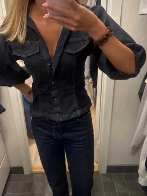 Mörkblå figursydd jeansjacka - Snygg mörkblå jeanstrröja som är slutsåld från Zara 