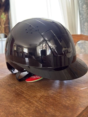 Ny kask ridhjälm 59 - Ny kask kokki black/shine i skal 2 med liner 59, säljes då jag inte riktigt tycker jag passar i den. Väldigt bekväm och trovärdig i storlek! Skyddsplast och prislapp kvar.