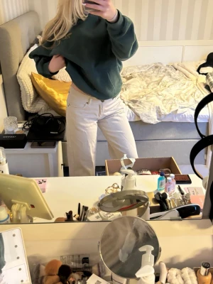 Lågmidjade beiga jeans  - Säljer ett par snygga beiga jeans med rak och lite lösare passform. Jeansen är lågmidjade och kommer ifrån Design By Si. Jeansen är i storlek S. 