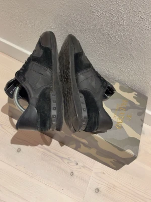 Valentino Rockrunners - Tjena, säljer nu dessa riktigt schyssta Valentino rockrunners för ett bra pris. Kvitto finns här av dig om du har några frågor😃