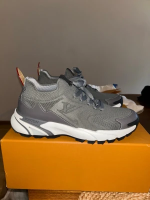 LV skor  - Ett par LV sneakers använda fåtal gånger allt medföljer storlek 43