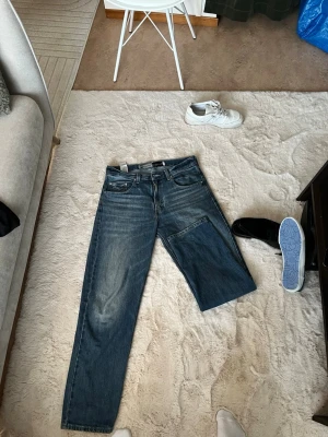 Levi's SilverTab raka blå jeans - Säljer ett par Levi's SilverTab jeans med rak passform och fem fickor. Jeansen har en snygg tvättad look med slitningar på låret och är tillverkade i kraftig denim. Perfekta för en avslappnad streetwear-stil.