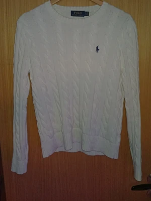 Vit kabelstickad tröja Polo Ralph Lauren - Säljer en stilren vit kabelstickad tröja från Polo Ralph Lauren i storlek S. Klassisk modell som funkar till allt både casual och lite mer uppklätt. Tröjan är i nyskick och aldrig använd, säljs endast eftersom den tyvärr är för liten för mig. Hör av dig vid frågor eller om du vill ha fler bilder! 🚨LÄGSTA PRIS ÄR 500🚨