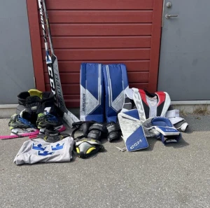Hockeymålvaktsutrustning Bauer & CCM - BAUER PRO M5 INT BENSKYDD 30+1 Nypris : 6000kr Mitt pris : 3000kr  CCM AXIS 2 STÖT INT Nypris : 2000kr Mitt pris : 750kr  CCM AXIS 2 INT PLOCK Nypris : 2000kr Mitt pris : 750kr  CCM E FLEX 5 INT KOMBINAT Nypris: 3500 Mitt pris: 1200kr  MÅLVAKTSBYXOR JR BAUER Nypris : 1700kr Mitt pris : 400kr  MÅLVAKTSSKRIDSKOR STORLEK 39 Nypris : 2000kr Mitt pris : 800kr  BAUER KNÄSKYDD INT nypris : 1000kr Mitt pris : 300kr Allt får inte plats att skrivas i beskrivningen så skriv till mig privat om fler frågor.