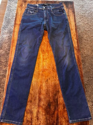 Mörkblå Hyperflex från replay, anbass - Snygga blå hyperflex jeans från replay. Paret är slim-fit med W30 L30. Modellen är anbass. Skicket är ungefär 7/10. Inga defekter av vad jag ser. 