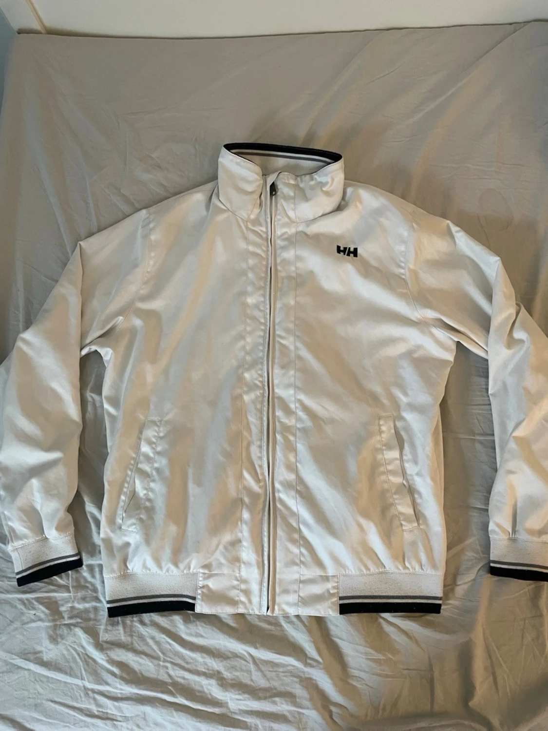 Vit vindjacka från Helly Hansen
