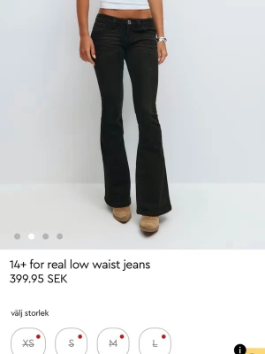 Svarta lågmidjade jeans - Slutsålda lågmidjade jeans från Gina Tricot 14+💕Säljer pga kommer inte till användning. Endast klippta nertill annars i nyskick. Är 163 för referens