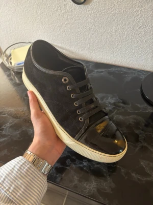Lanvin Skor - Säljer dessa snygga svarta lanvins! Väldigt populära och passar till det mesta. Skick: 8/10 inga större defekter förutom pyttelite crease och småslitningar, annars i fint skick! Tyvärr medföljer inte box eller andra tillbehör. Tveka inte på att skriva om du har några frågor eller funderingar💯