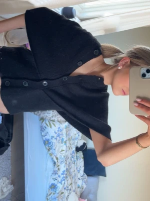 Svart kortärmad kofta med knappar - Snygg svart kortärmad kofta med en poncho model från Gina💞💞köpt för 449kr