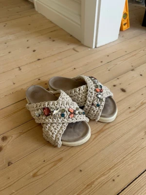 Inuikii tofflor - Säljer dessa underbara inuikii tofflorna! Använda men i bra skick🤍🌸 köpta för ca 1300 så säljer för 1000 kr