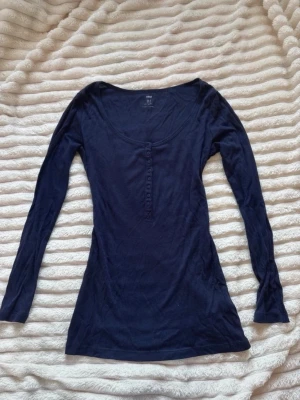 Mörkblå tröja från H&M - Mörkblå långärmad topp från H&M i storlek S men själv tycker jag den är lite stor för o passa som S!❣️ defekter så som urtvättad, lösa trådar och smutsig kan förekomma. Den ser även mer blå ut i bilden, mer marinblå i verkligheten❣️