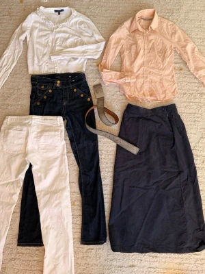 Klädpaket märkeskläder  - Allt är märkeskläder! Allt för 499kr!  Vita koftan - storlek S Rosa skjortan - storlek XS  Jeansen - står inte storlek men skulle gissa på XS Vita jeansen - W28  Allt är i fint skick