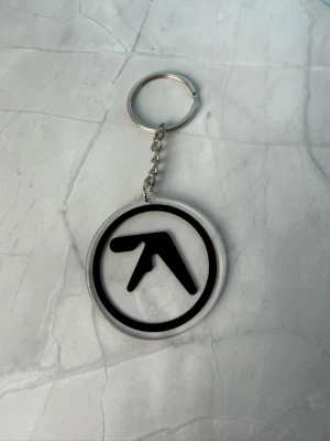 APHEX TWIN - acrylic keychain - ⭐️1pcs acrylic keychain ⭐️ ✨🤍 FREEBIES (godis & random stickers) ingår i alla beställningar över 70kr 🤍