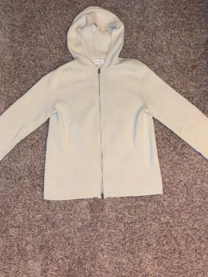 Ljusbeige zip hoodie från samsoe samsoe - Snygg ljusbeige zip hoodie från samsoe samsoe. Storlek M. Personen på bilden är 181 cm lång. Nypris 1599