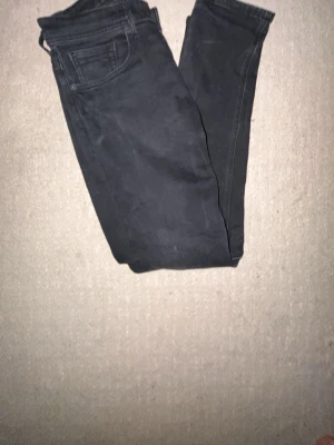 Svarta repaly  willibi regular slim fit  - Säljer ett par svarta replay jeans. Jeansen är använda ett par gånger men är i ett bra skick förutom den tråden som hänger ut, annars i perfekt skick. Dm för mer information 