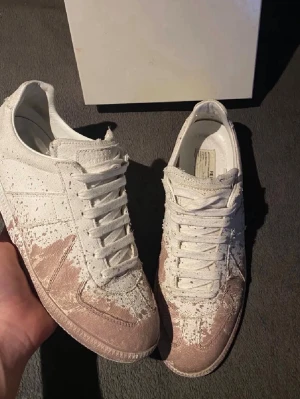 Maison margiela |42 - Maison marigela paint splash| Skick 9/10 endast testade fåtal gånger| Storlek:41 passar 42 (27 CM)| Box och dustbags ingår| Pris går att diskutera| Nästintill omöjligt att få tag på dessa!| Nypris ca 10000kr| Vid andra funderingar tveka inte på att slå en pling| Sell.ArchiveSS|