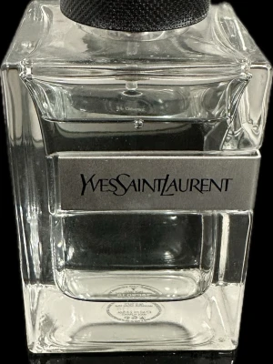 Yves Saint Laurent Y Eau de Toilette 60ml - Jag fick den som  present men har inte använt den.                                                                            Yves Saint Laurent Y Eau de Toilette är en modern parfym i en stilren, transparent glasflaska med metallisk detalj och svart lock. Doften kommer i en elegant svart förpackning med ett stort Y på framsidan. Perfekt för dig som gillar exklusiva och fräscha dofter.