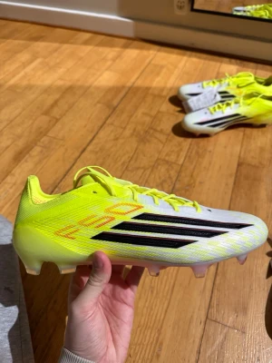 Fotbollsskor - Adidas F50 Elite FIRM fotbolls skor. Storlek 44. Nyskick med etikett. Nypris 3099kr