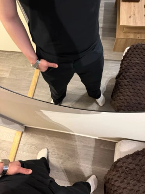 Svarta jeans från Jack & Jones - Snygga svarta byxor från Jack & Jones med klassisk femficksmodell och normal passform. Jeansen har knappgylf och raka ben. Perfekta till en stilren och enkel look. Materialet är mjukt och stretchigt för extra komfort.