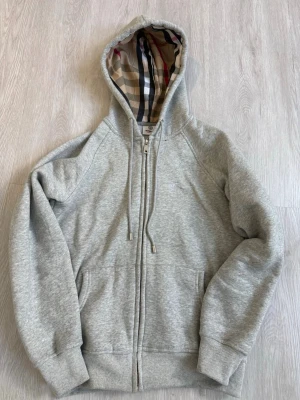 Grå zip tröja - Helt ny med perfekt skick. Bur3rry tröja.