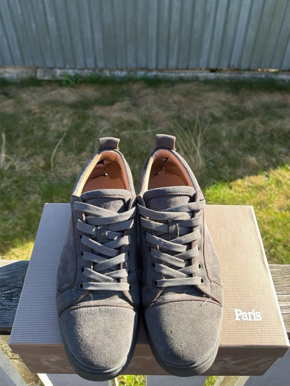 Gråa Louboutin sneakers med röd sula - 2