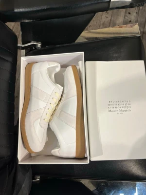 Maison Margiela - Ett par super sköna vita margielas | Skick; 10/10 | Strl; 44 | allt og medföljer | Pris kan diskuteras vid en snabb och smidig affär! /Mvh Nitro 🦖