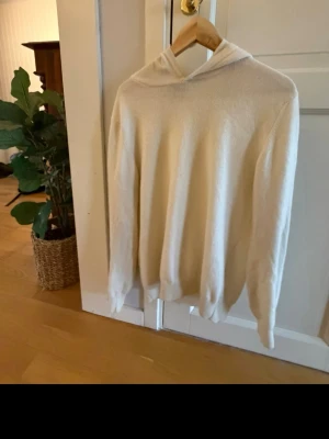 REGULAR FIT HOODIE ULL-KASHMIR Oscar Jacobson - Snygg och stilren vit ull-kashmir hoodie från Oscar Jacobson i storlek M. 