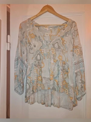 Mönstrad blus från Odd Molly(M) - Säljer en elegant och mönstrad blus/tunika från det exklusiva märket Odd Molly. Den är i storlek M (passar även S beroende på önskad passform). Plagget är endast använt ett par gånger och är i absolut nyskick!  Detaljer:  Modell: Långärmad med klockad nederkant och vackert blom- och ornamentmönster.  Färg/Mönster: Ljusgrått/mint med gult och rostbrunt (typiskt Odd Molly-mönster).  Rökfri och djurfri hem.  