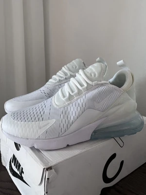 Nike Air Max 270 - Hej, säljer nu mina helt nya och oanvända 270’s. De är helt felfria och kommer även i kartong, tyvärr så är de för små för mig därav säljs de endast för 1299 SEK. Storlek: 43  Först i kvarn! 