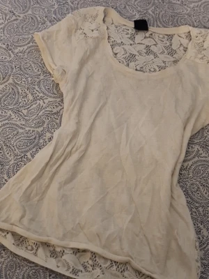 Lace t shirt - Säljer en jättefin somrig topp från Gina💗