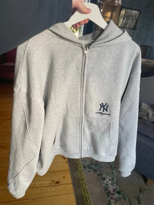 Grå hoodie med NY-brodyr - VÄLDIGT nice hoodie, New York Yankees logga, mycket mycket bra skick 