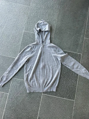 Ljusgrå zip-tröja merino ull - Mango zip-tröja merino ull. Storlek S. Bra skick