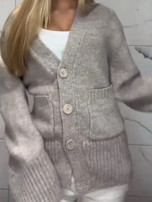 Beige kofta från Gina Tricot - Mysig beige kofta från Gina tricot, ganska nopprig därav priset, men väldigt skön och fin passform 